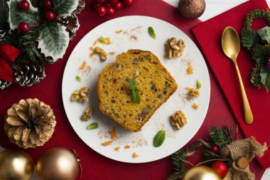 Masada cevizli havuçlu kek ve Noel süslemeleri..