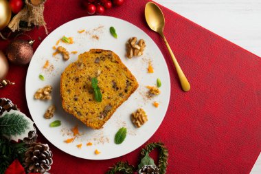 Masada cevizli havuçlu kek ve Noel süslemeleri..