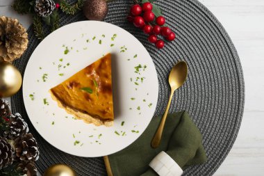 Amerikan balkabağı turtasının leziz bir parçası Noel süslemeleri olan bir masanın üstünde..