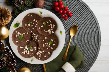 Masada yulaf ezmeli ve noel süslemeli lezzetli vegan çikolatalı kurabiyeler..