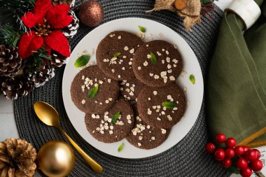 Masada yulaf ezmeli ve noel süslemeli lezzetli vegan çikolatalı kurabiyeler..