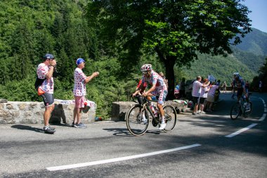 Moulinet, Fransa; 20 Temmuz 2024: Profesyonel bisikletçi RICHARD CARAPAZ EF EDUCATION - EASYPOST USA Tour de France 2024 'teki bir dağ sahnesinde