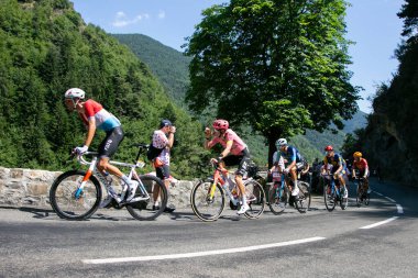 Nice, Fransa; 21 Temmuz 2024: Fransa Bisiklet Turu sırasında uluslararası pelotondan profesyonel bisikletçi.