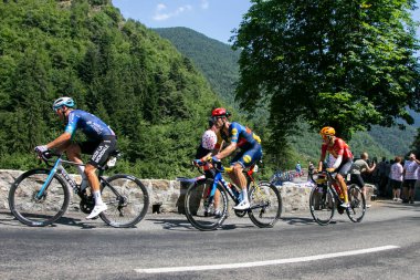 Nice, Fransa; 21 Temmuz 2024: Fransa Bisiklet Turu sırasında uluslararası pelotondan profesyonel bisikletçi.