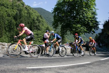 Nice, Fransa; 21 Temmuz 2024: Fransa Bisiklet Turu sırasında uluslararası pelotondan profesyonel bisikletçi.