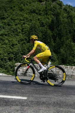 Moulinet, Fransa; 20 Temmuz 2024: Profesyonel bisikletçi TADEJ POGACAR BAAE Ekibi UAE Col de Turini Tour de France 2024 'teki bir dağ sahnesinde UAE