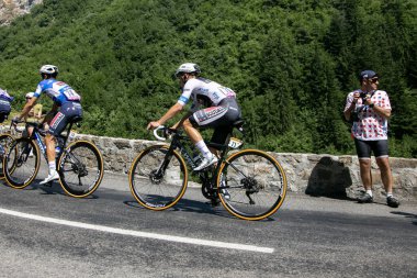 Moulinet, Fransa; 20 Temmuz 2024: Profesyonel bisikletçi REMCO EVENEPOEL SOUDAL QUICK-STEPBEL, Fransa Bisiklet Turini Turu 2024 'teki Col de Turini' de bir dağ sahnesinde