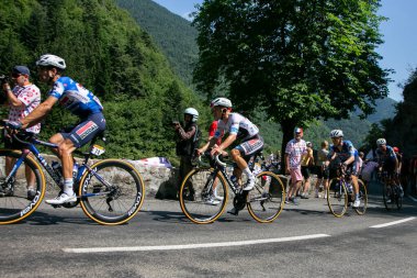 Moulinet, Fransa; 20 Temmuz 2024: Profesyonel bisikletçi REMCO EVENEPOEL SOUDAL QUICK-STEPBEL, Fransa Bisiklet Turini Turu 2024 'teki Col de Turini' de bir dağ sahnesinde