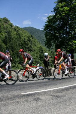 Moulinet, Fransa; 20 Temmuz 2024: Profesyonel bisikletçi GERAINS THOMAS INEOS GRENADIERS GB Fransa Bisiklet Turu 2024 'te Col de Turini' de bir dağ evresinde
