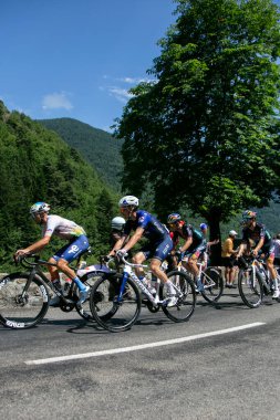 Nice, Fransa; 21 Temmuz 2024: Fransa Bisiklet Turu sırasında uluslararası pelotondan profesyonel bisikletçi.