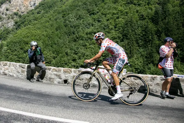 Moulinet, Fransa; 20 Temmuz 2024: Profesyonel bisikletçi RICHARD CARAPAZ EF EDUCATION - EASYPOSTUSA Tour de France 2024 'teki bir dağ sahnesinde
