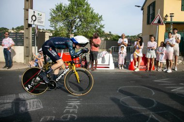 Nice, Fransa; 21 Temmuz 2024: Profesyonel bisikletçi MATTEO JORGENSON Ekibi VISMA-124; Fransa Bisiklet Turu 'nun deneme aşamasında bir BIKENED kiraladı.