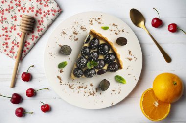 Tatlı kremalı siyah üzümlü kek..