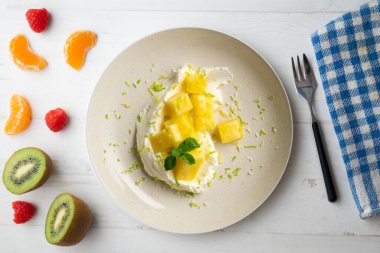 Taze ananas ve kremayla nefis bir tatlı. 