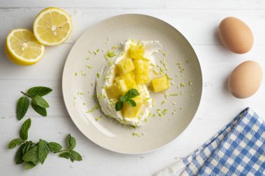 Taze ananas ve kremayla nefis bir tatlı. 