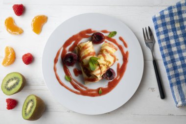 Kiraz soslu krep hamurlu lezzetli börekler..