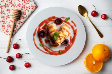 Kiraz soslu krep hamurlu lezzetli börekler..