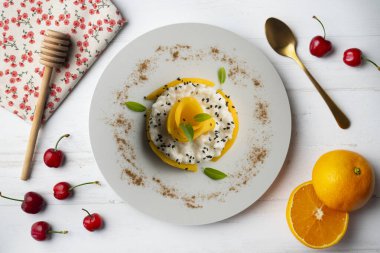 Lezzetli Tayland pilavı ve masada taze meyve..