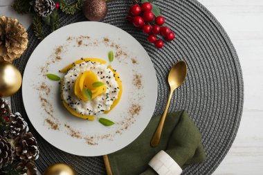 Lezzetli Tayland pilavı ve Noel süslemeleri olan taze meyve..