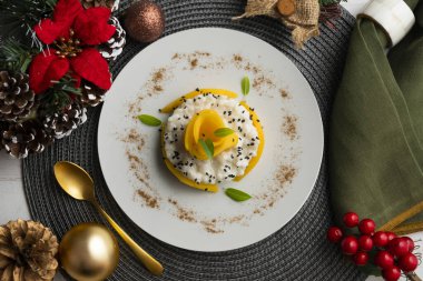 Lezzetli Tayland pilavı ve Noel süslemeleri olan taze meyve..