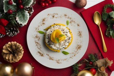 Lezzetli Tayland pilavı ve Noel süslemeleri olan taze meyve..