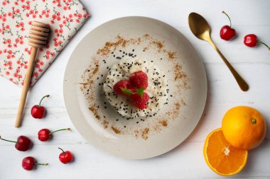 Lezzetli Tayland pilavı ve masada taze meyve..