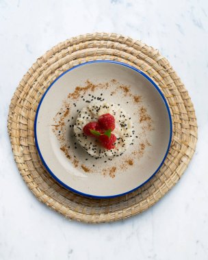 Lezzetli Tayland pilavı ve masada taze meyve..