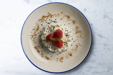 Lezzetli Tayland pilavı ve masada taze meyve..