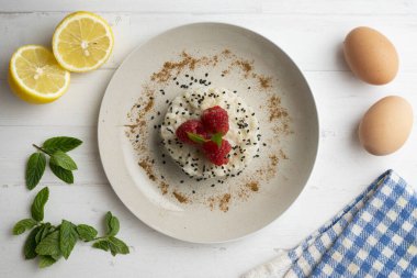 Lezzetli Tayland pilavı ve masada taze meyve..