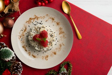 Lezzetli Tayland pilavı ve Noel süslemeleri olan taze meyve..