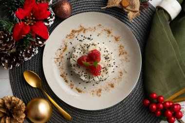 Lezzetli Tayland pilavı ve Noel süslemeleri olan taze meyve..