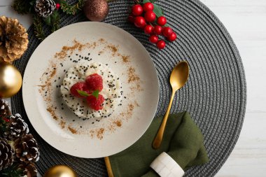 Lezzetli Tayland pilavı ve Noel süslemeleri olan taze meyve..