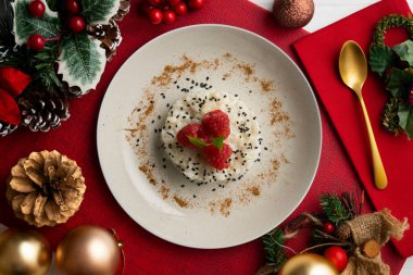 Lezzetli Tayland pilavı ve Noel süslemeleri olan taze meyve..