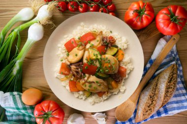 Beyaz pirinç üzerinde sebzeli Wok-Fried Calmare.
