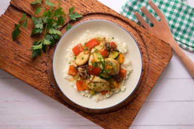 Beyaz pirinç üzerinde sebzeli Wok-Fried Calmare.