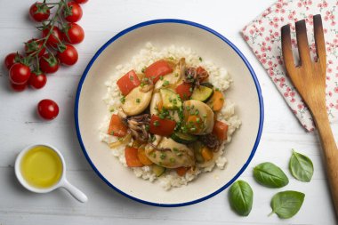 Beyaz pirinç üzerinde sebzeli Wok-Fried Calmare.