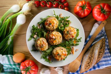 Pirinç ve sebzeyle doldurulmuş mantarlar..