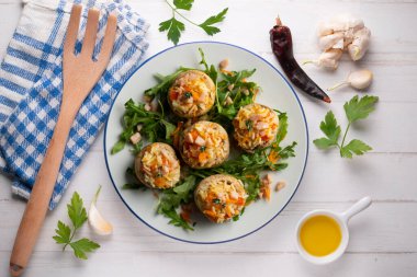 Pirinç ve sebzeyle doldurulmuş mantarlar..