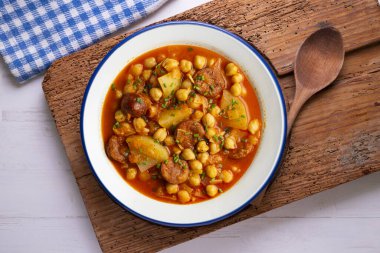 Baharatlı sucuklu bezelye ile pişirilmiş lezzetli bir yemek. Noel süslemeli masa.