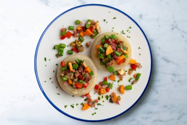 Sağlıklı sebzelerle doldurulmuş fırında soğan. Üst görünüm tablosu.