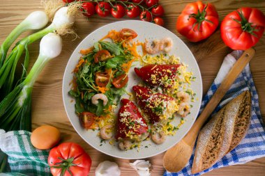 Karidesle doldurulmuş kırmızı piquillo biberi. En üst tablo görünümü.