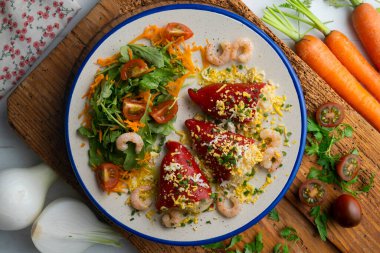 Karidesle doldurulmuş kırmızı piquillo biberi. En üst tablo görünümü.