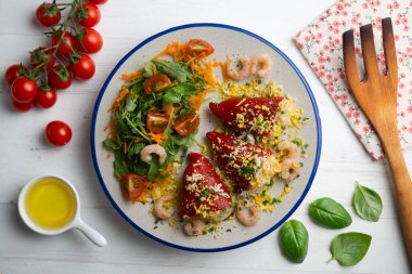 Karidesle doldurulmuş kırmızı piquillo biberi. En üst tablo görünümü.