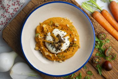 Haşlanmış yumurta ve mantarlı tatlı patates kreması. Üst görünüm tablosu.