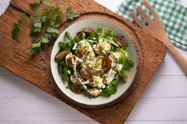 Kızarmış karnabahar salatası ve sebze ve yoğurt sosu. Üst manzara yemek masası.