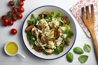 Kızarmış karnabahar salatası ve sebze ve yoğurt sosu. Üst manzara yemek masası.