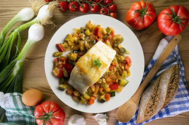 Fırında sebzeli morina geleneksel İspanyol tarifi. Üst manzara yemek masası.