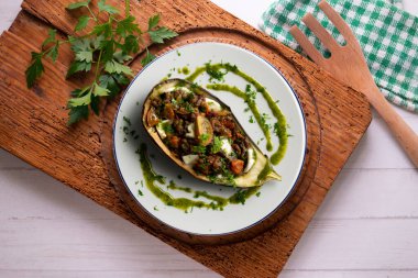 Domatesle doldurulmuş patlıcan ve fırında mozzarella. Üst görünüm tablosu.