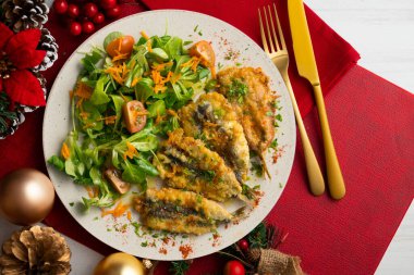 Ezilmiş hamsi, Malaga bölgesinden geleneksel İspanyol tapası. Noel süslemeli masa.