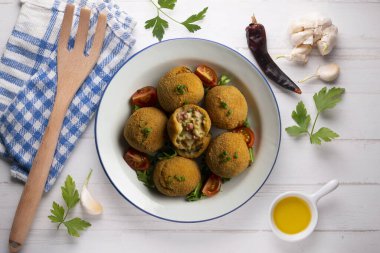 İspanyol Tapa kroketleri beşamel soslu ve ahtapot ve patatesle doldurulmuş. Üst görünüm tablosu.